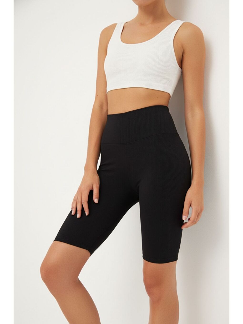 Siyah Fitilli Toplayıcı Elastanlı Yüksek Bel Şort-2