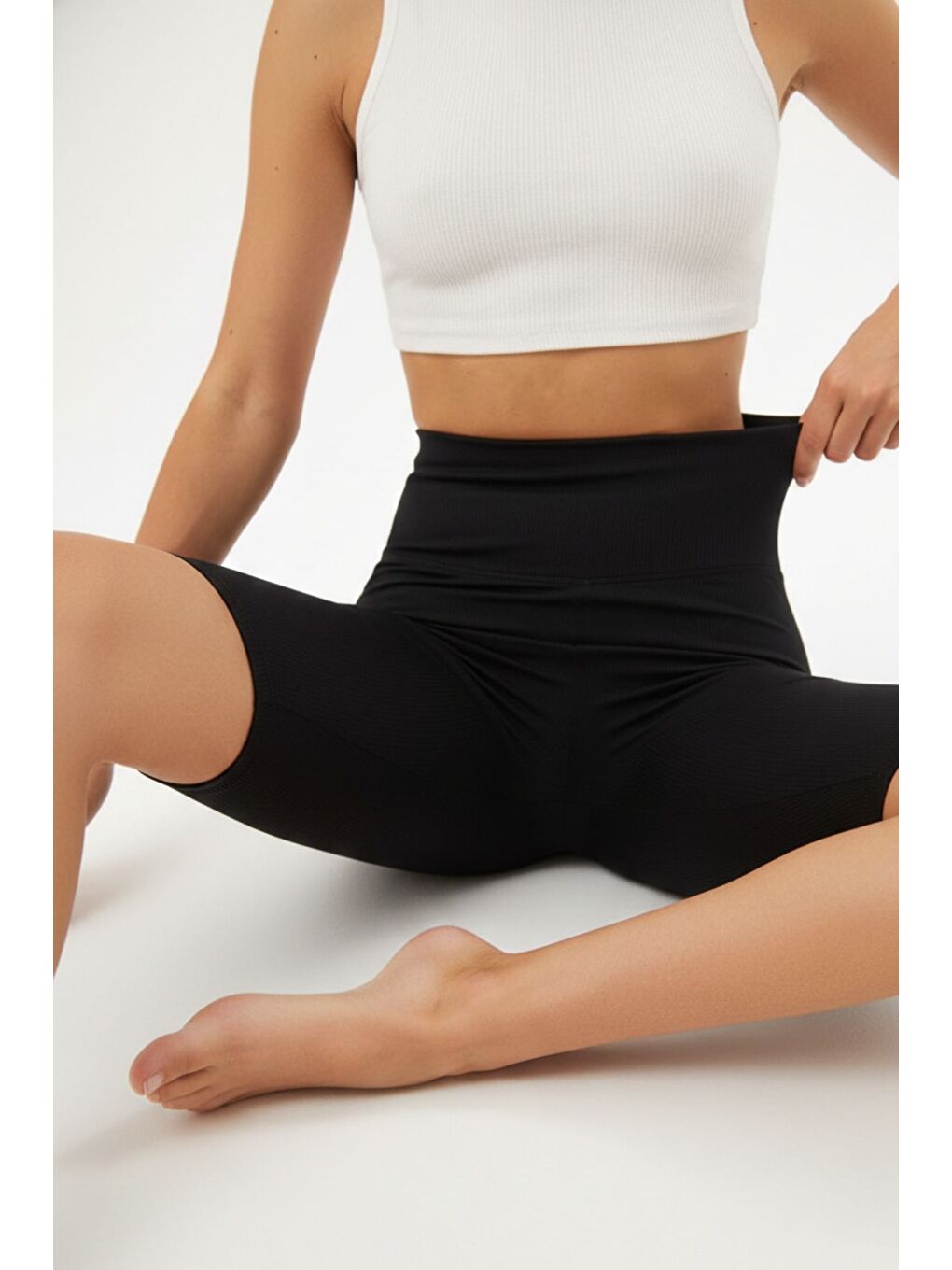 Siyah Fitilli Toplayıcı Elastanlı Yüksek Bel Şort-3