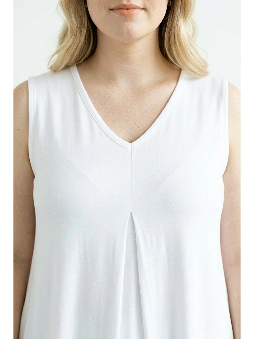 Beyaz V Yaka Pileli Kolsuz T-shirt-4