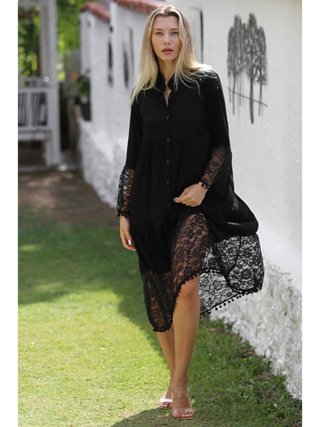 Siyah Hakim Yaka 3/4 Kol Düğmeli Kol Ve Etek Ucu Dantelli Dokuma Casual Elbise