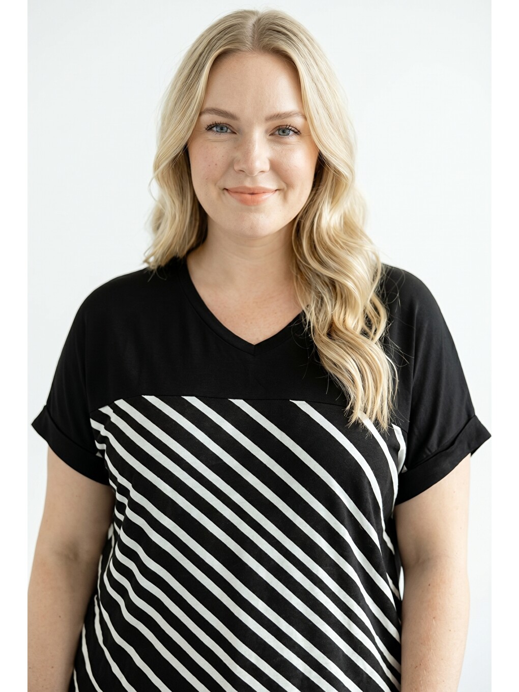 Siyah Yırtmaçlı Çizgili Bol Kalıp T-shirt-1