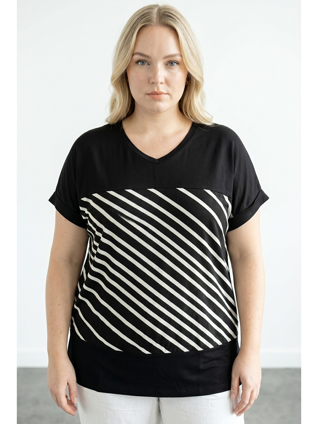 Siyah Yırtmaçlı Çizgili Bol Kalıp T-shirt-3