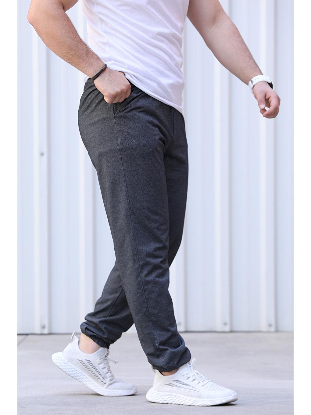 Siyah Bel ve Paça Lastikli Erkek Eşofman Altı