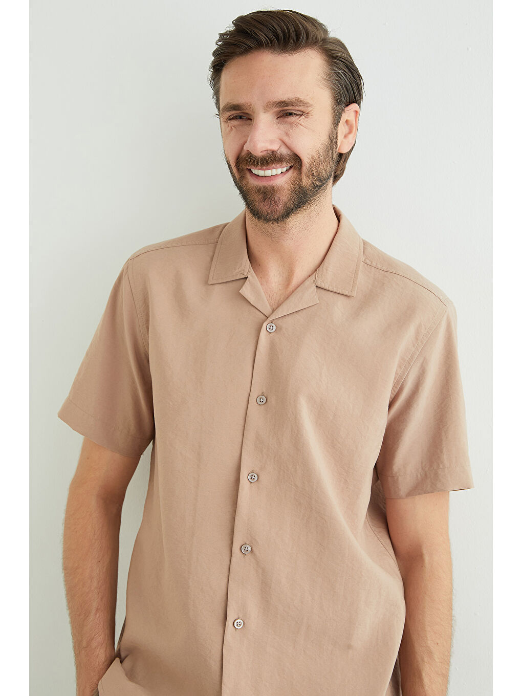 Bej Düğmeli Kısa Kollu Regular Fit Gömlek