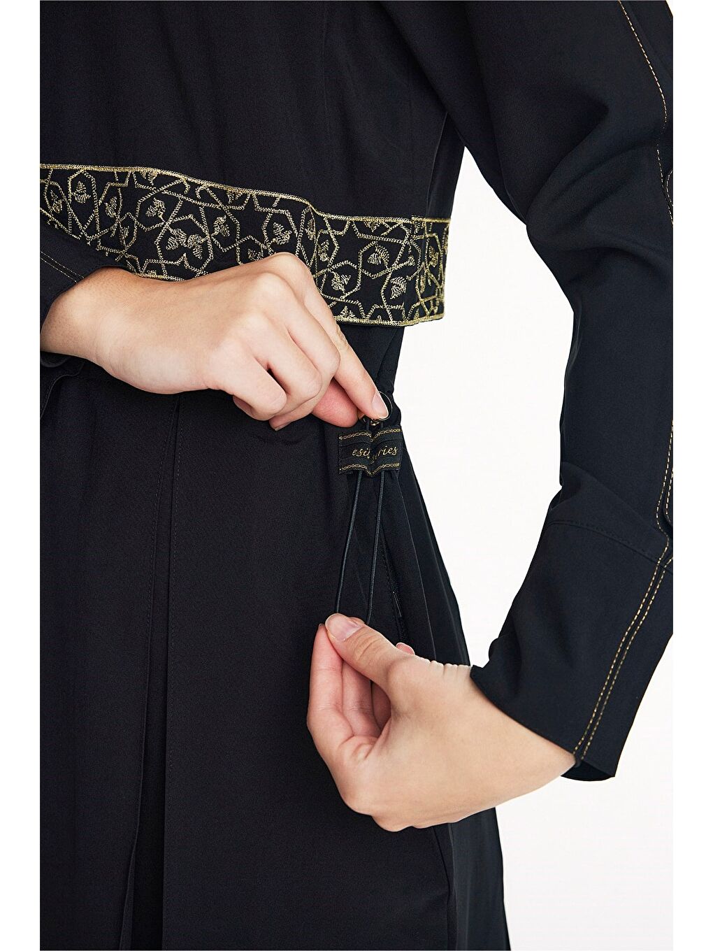 Siyah Vaha Koleksiyonu Altın Renk Nakış Detaylı 5 Parça Tam Tesettür Mayo Takımı 5086-6