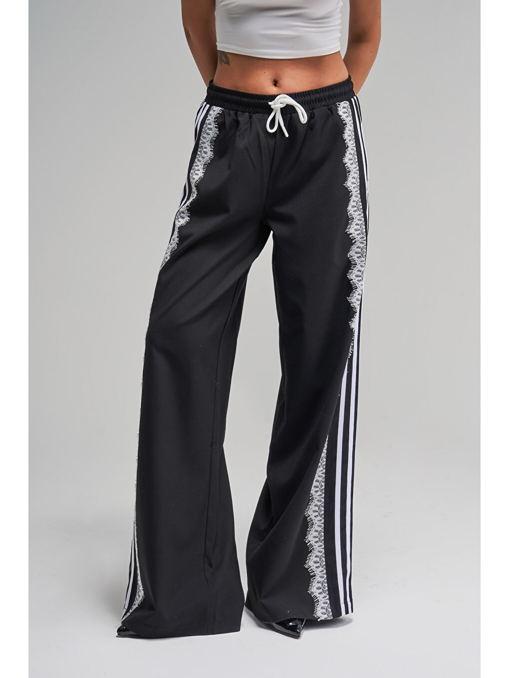 Kadın Siyah Renk Yandan Şeritli Dantel Detaylı Tasarım Kumaş Pantolon