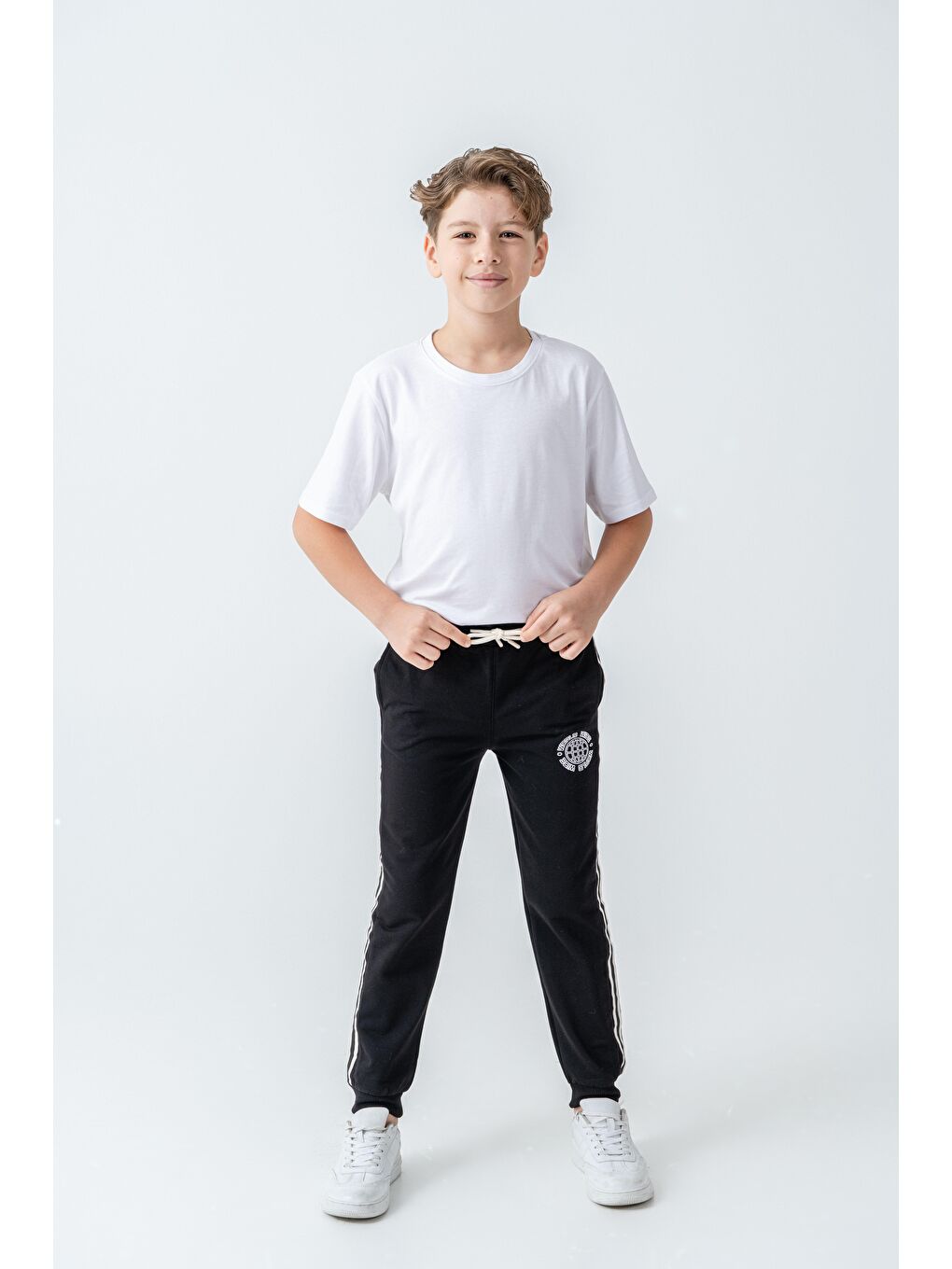 Siyah Yanlar Şeritli World Wide Baskılı Erkek Çocuk Eşofman Altı