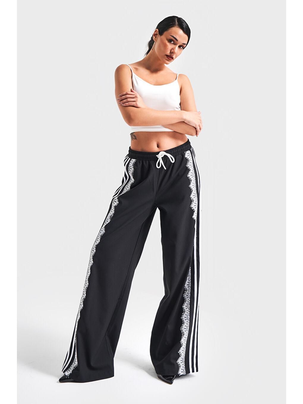 Kadın Siyah Renk Yandan Şeritli Dantel Detaylı Tasarım Kumaş Pantolon-1