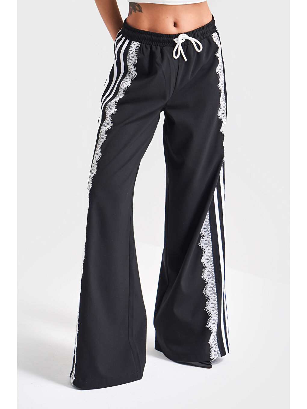 Kadın Siyah Renk Yandan Şeritli Dantel Detaylı Tasarım Kumaş Pantolon-3