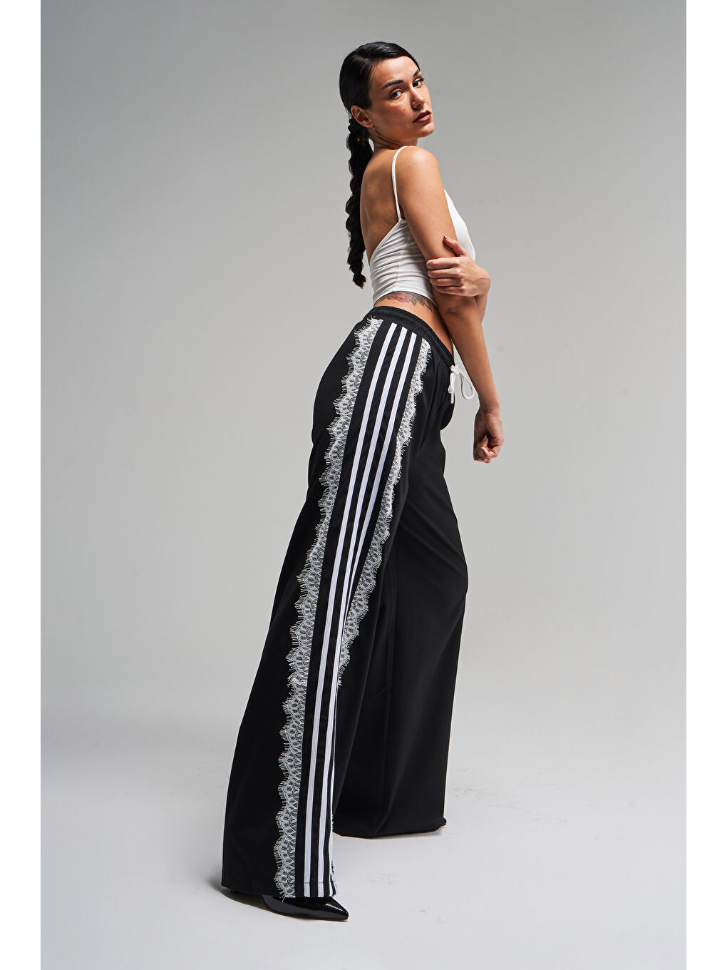 Kadın Siyah Renk Yandan Şeritli Dantel Detaylı Tasarım Kumaş Pantolon-4