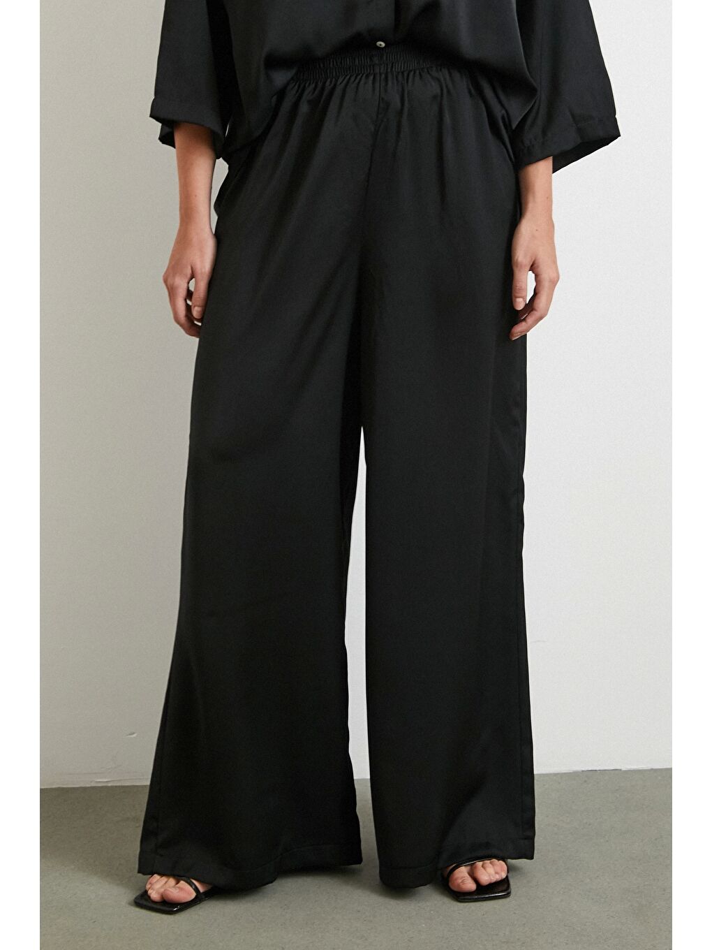 Dökümlü Romantik Pantolon Siyah-4