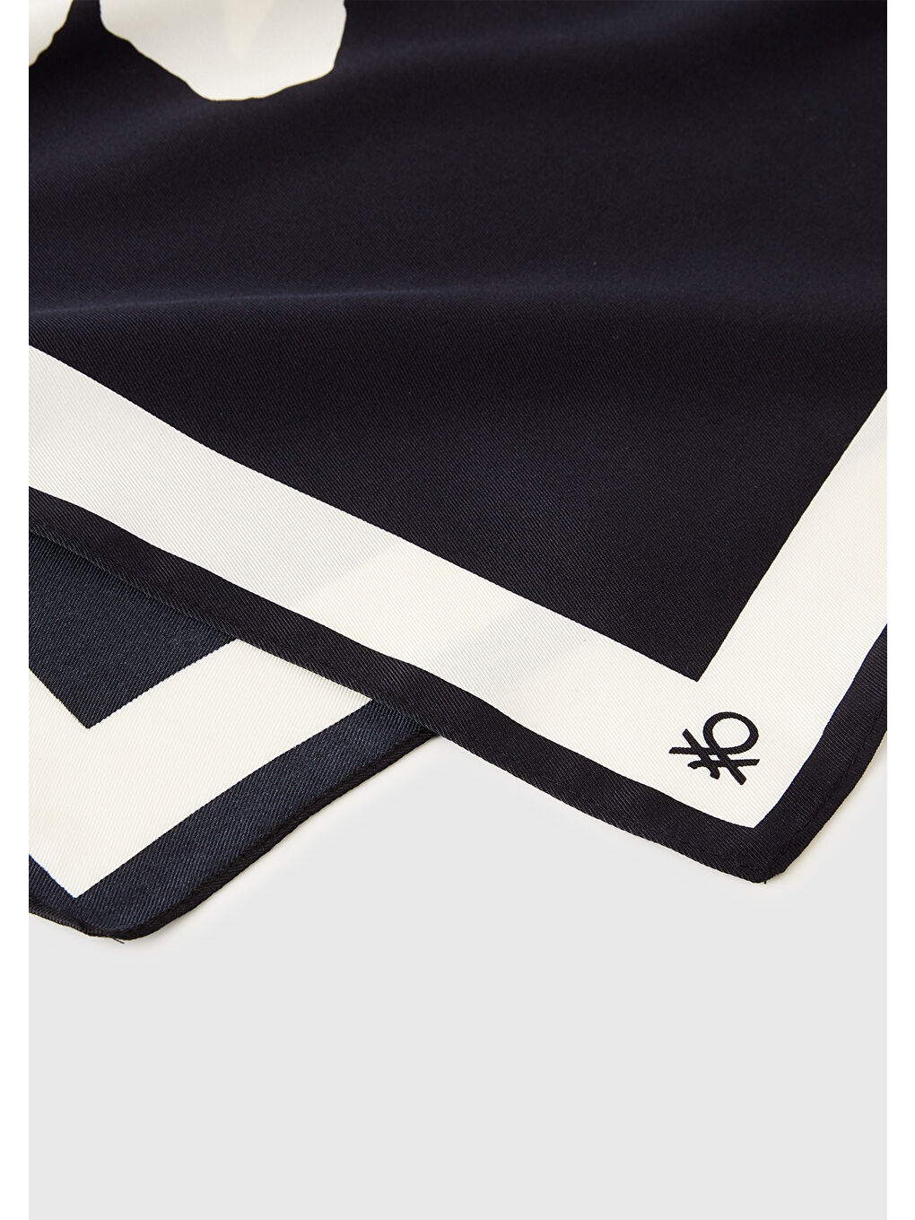 Kadın Siyah Çiçek Baskılı İpeksi Fular-1