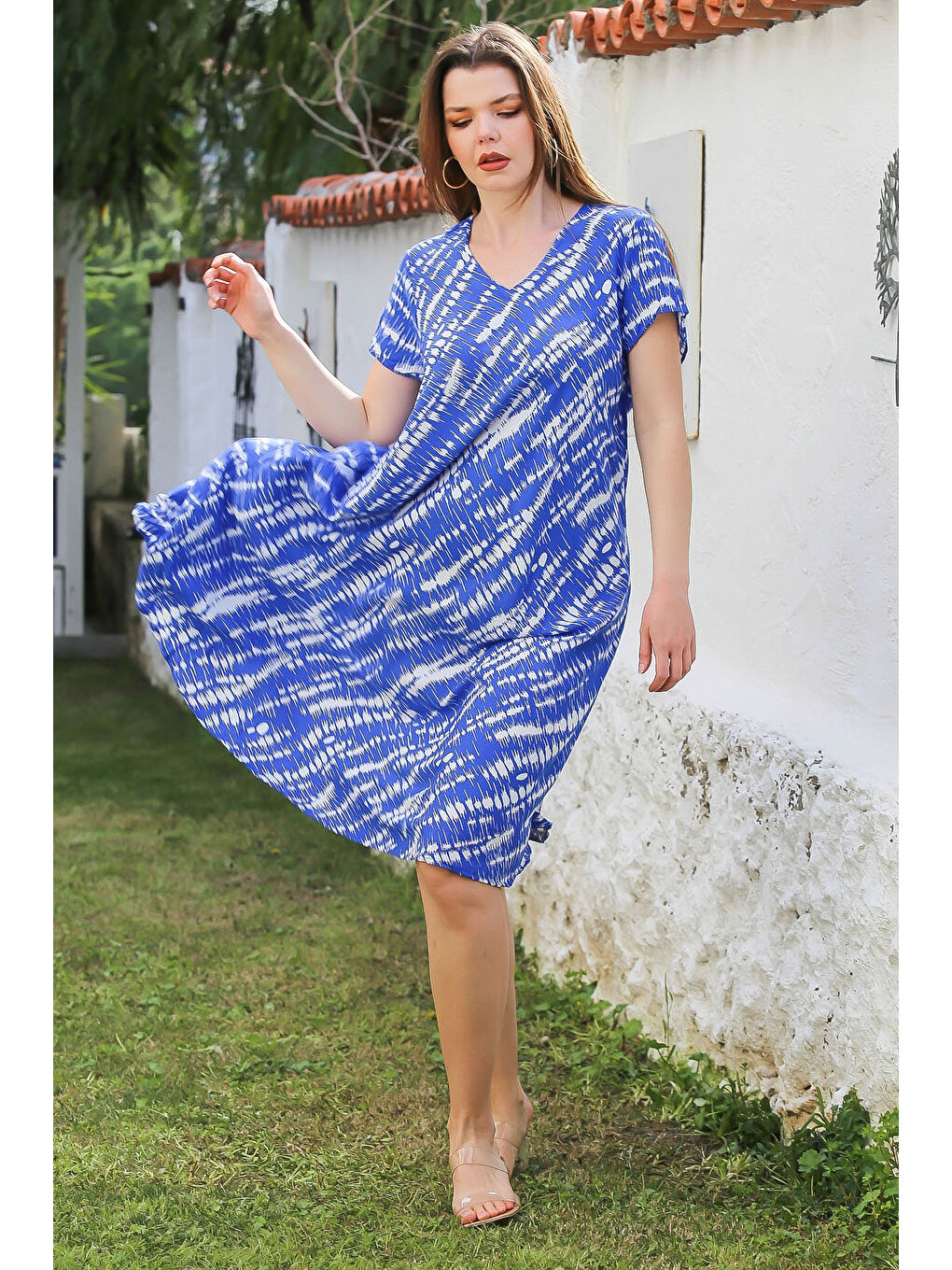 Mavi V Yaka Düşük Kol Allover Baskılı Casual Viskon Dokuma Elbise 115 66-2