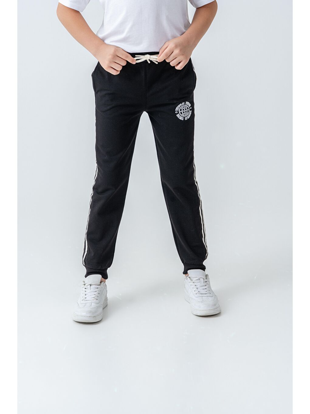 Siyah Yanlar Şeritli World Wide Baskılı Erkek Çocuk Eşofman Altı-1