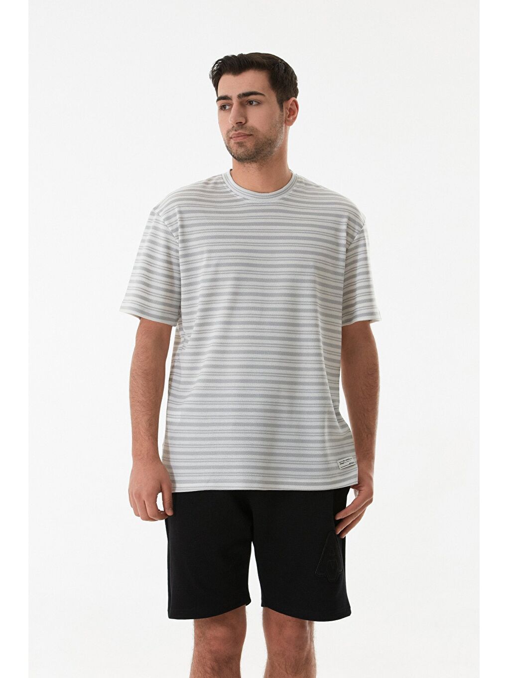 Gri Çizgili Jakarlı Bisiklet Yaka Tişört-1
