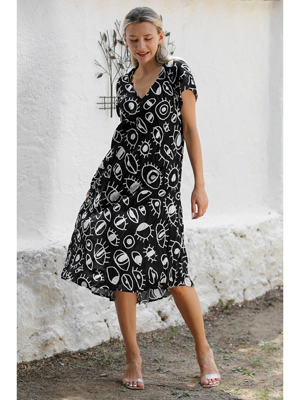 Siyah-Beyaz V Yaka Düşük Kol Allover Baskılı Dokuma Casual Bürümcük Elbise-1
