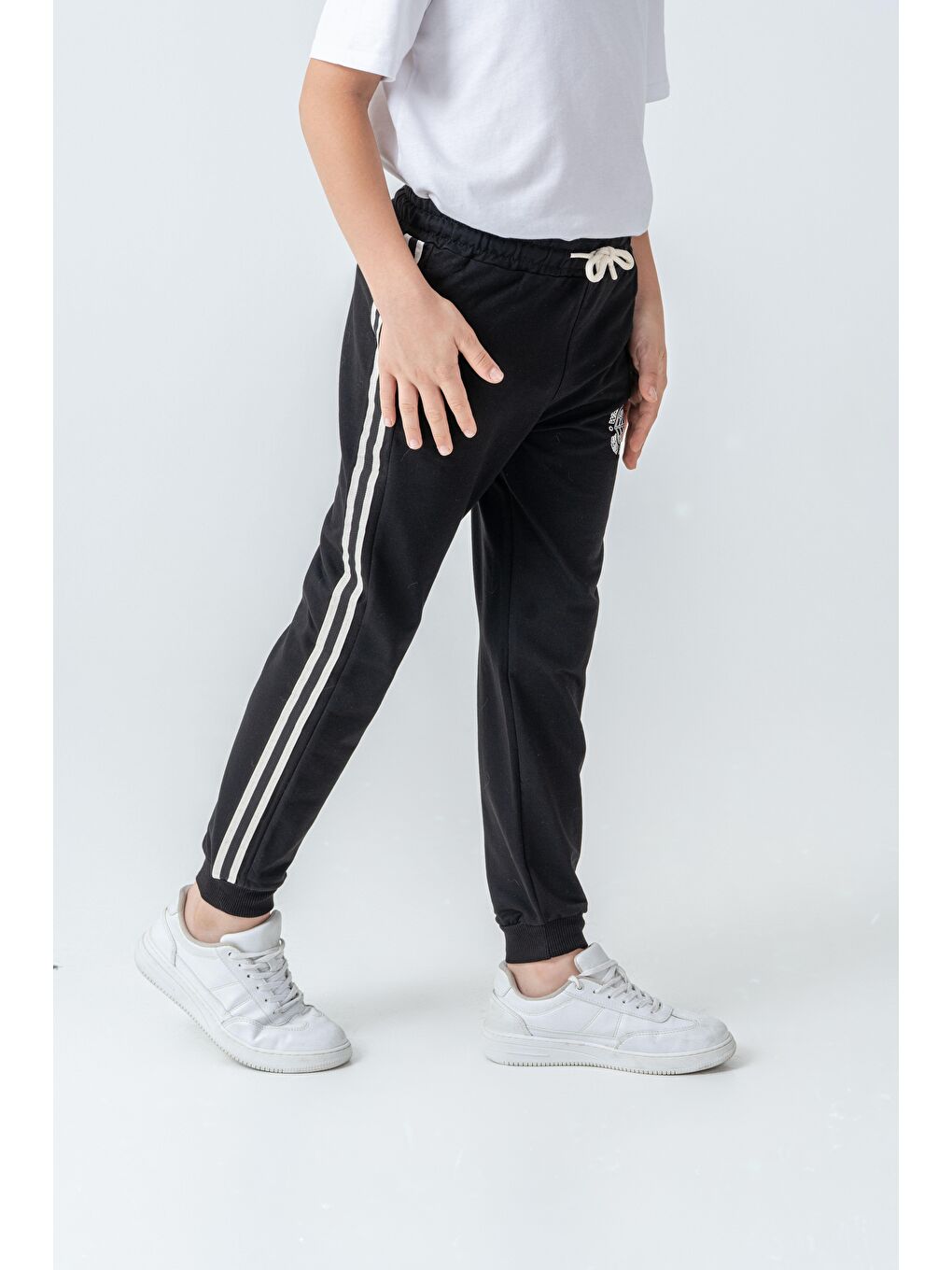 Siyah Yanlar Şeritli World Wide Baskılı Erkek Çocuk Eşofman Altı-2