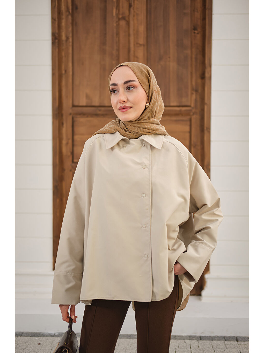 Bej Kadın Gömlek Yaka Düğmeli İnce Kısa Trenç Taş