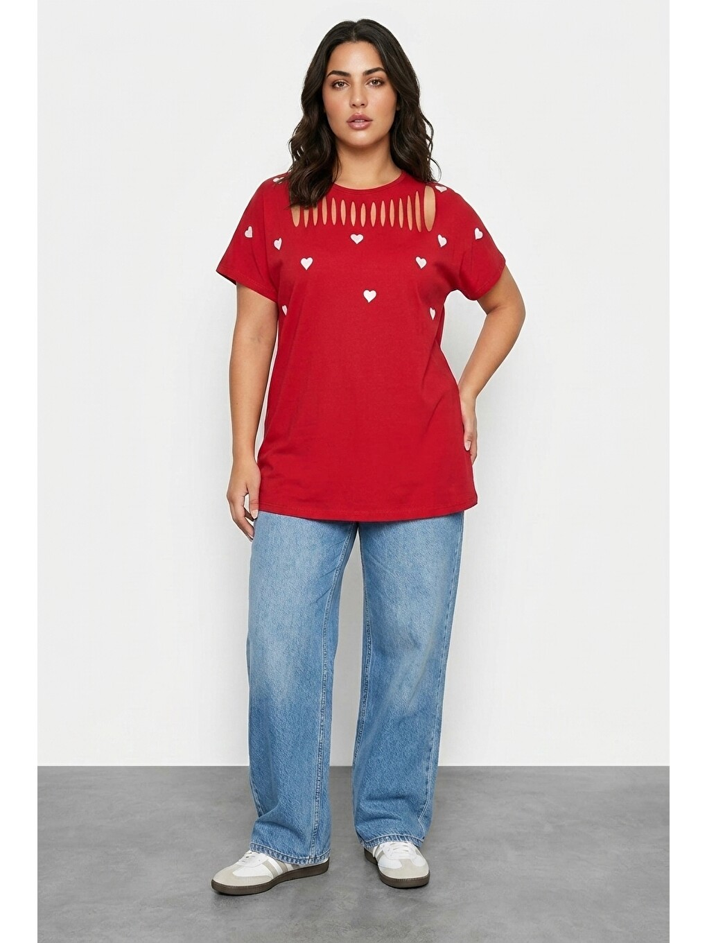Kırmızı Önü Kesikli Kalp Desenli T-shirt