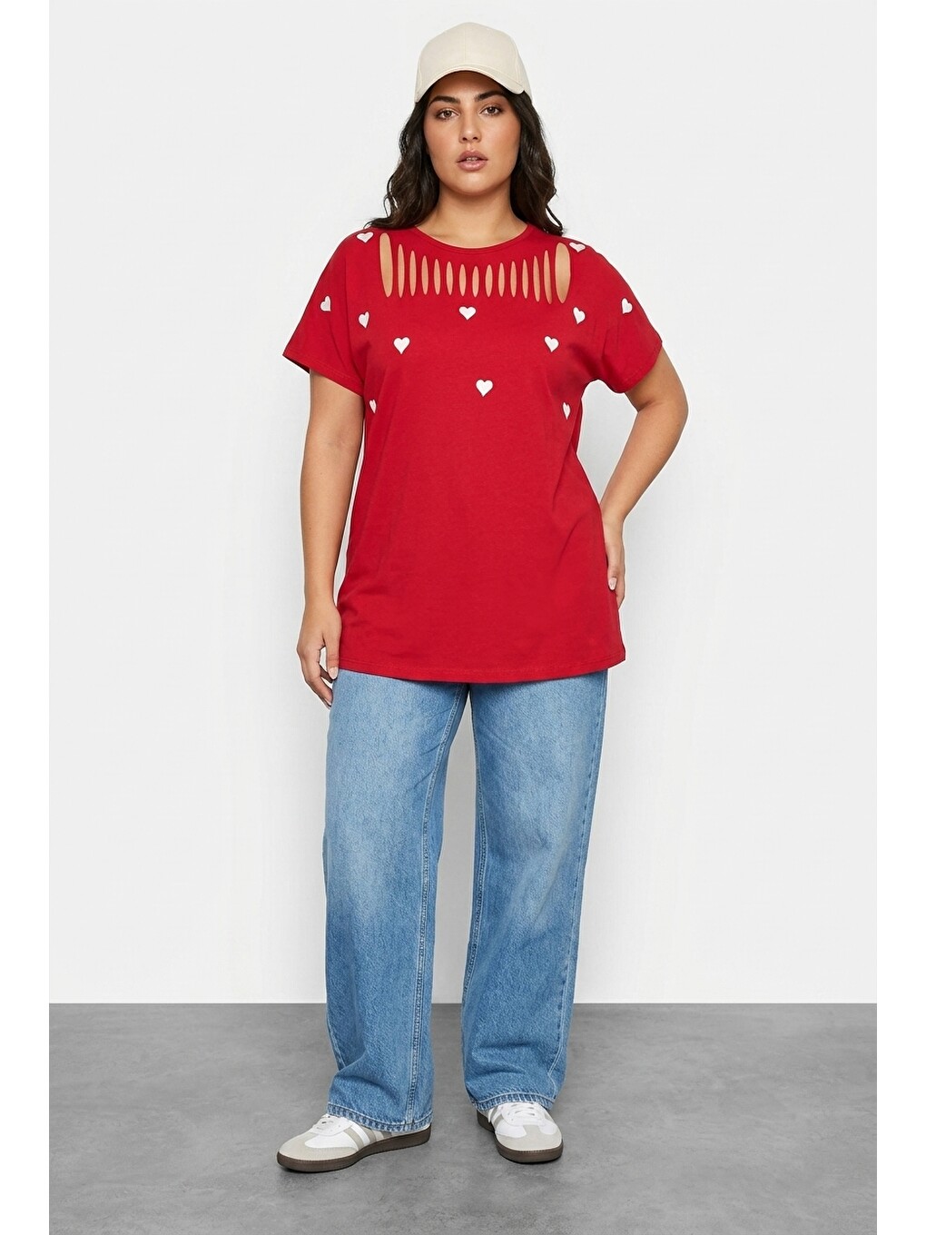 Kırmızı Önü Kesikli Kalp Desenli T-shirt-4