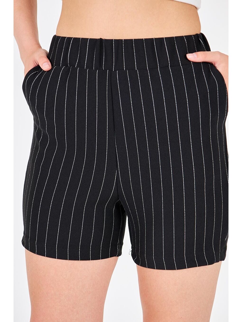 Siyah Kadın Çizgili Şort-4