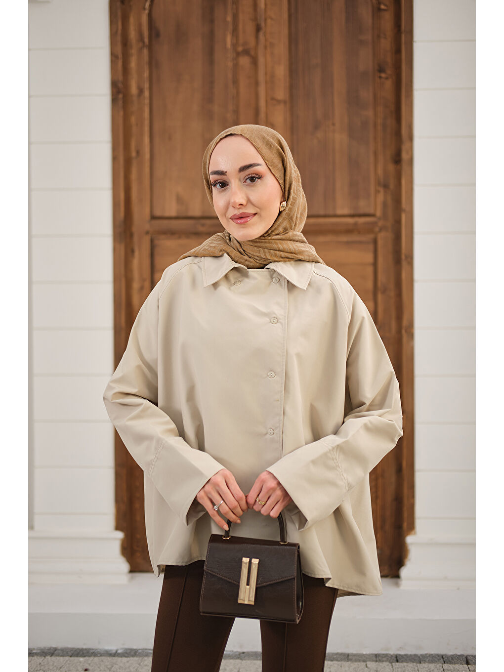 Bej Kadın Gömlek Yaka Düğmeli İnce Kısa Trenç Taş-3