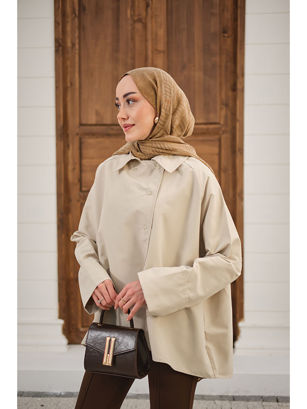 Bej Kadın Gömlek Yaka Düğmeli İnce Kısa Trenç Taş-4