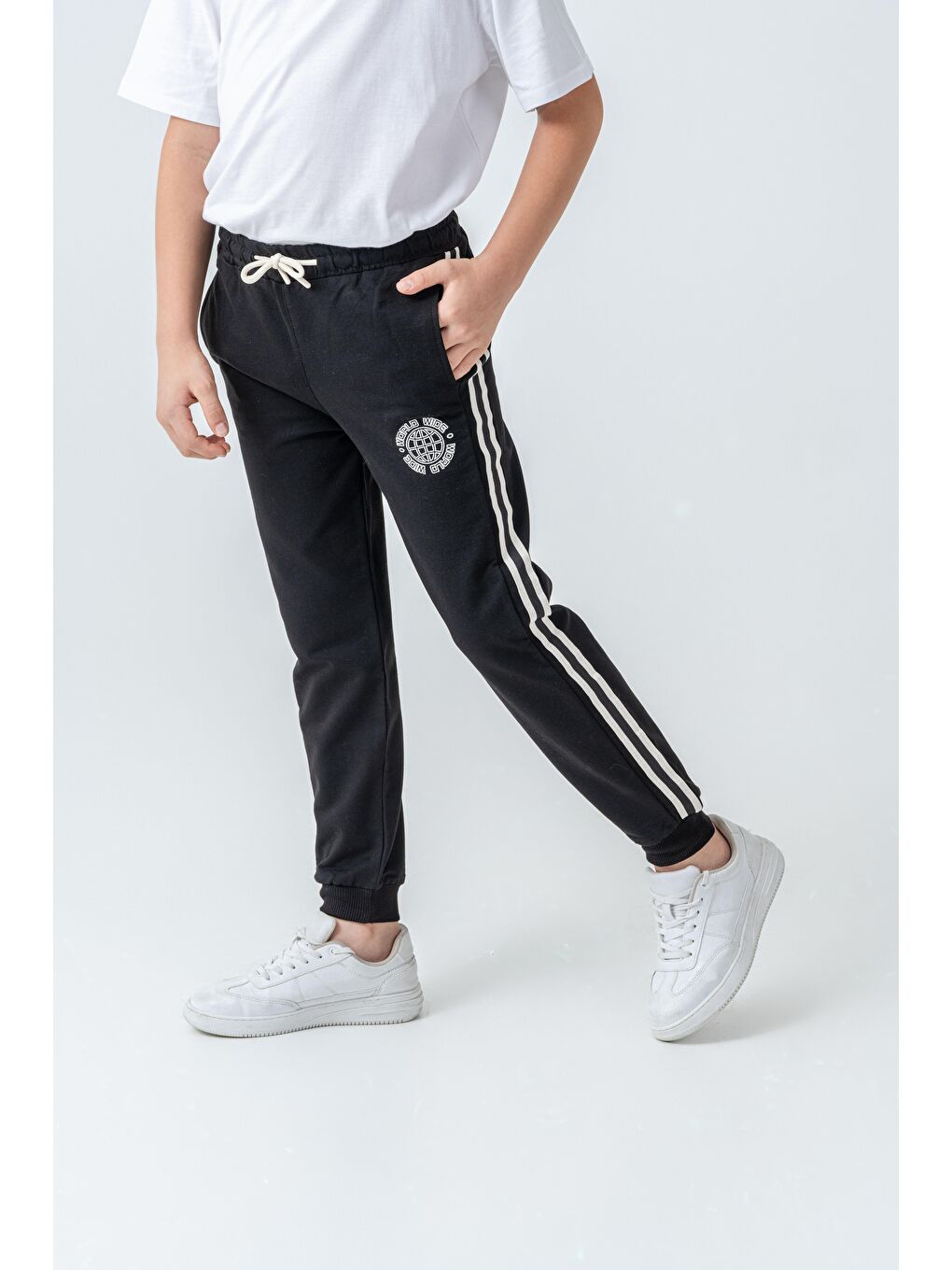 Siyah Yanlar Şeritli World Wide Baskılı Erkek Çocuk Eşofman Altı-3