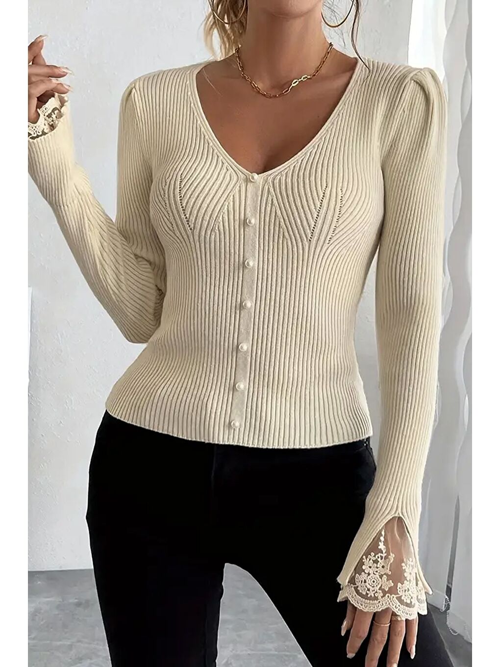 Bej Kol Güpür Detaylı V Yaka Triko Bluz
