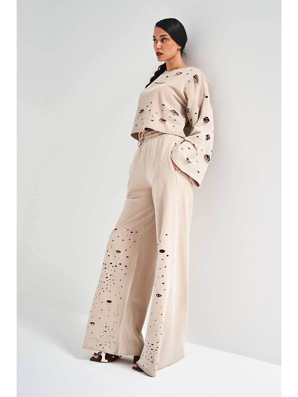 Kahverengi Kadın Kahve Rengi Örme Kumaş Yırtık Detaylı Palazzo Fit Tasarım Pantolon-2