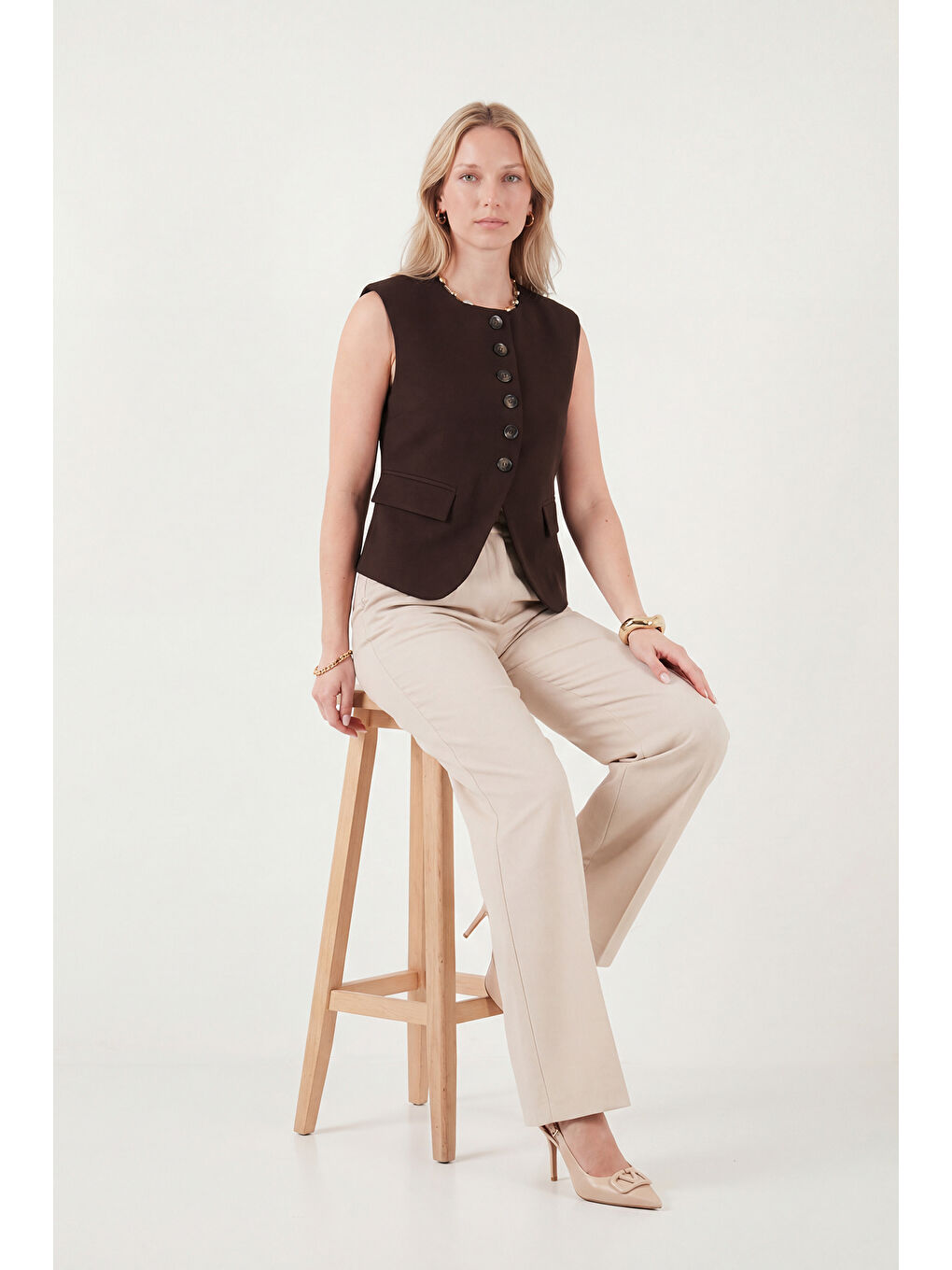 Kahverengi Ön Yırtmaç Detaylı Fitted Fit Bisiklet Yaka Düğmeli Yelek 6521194-1