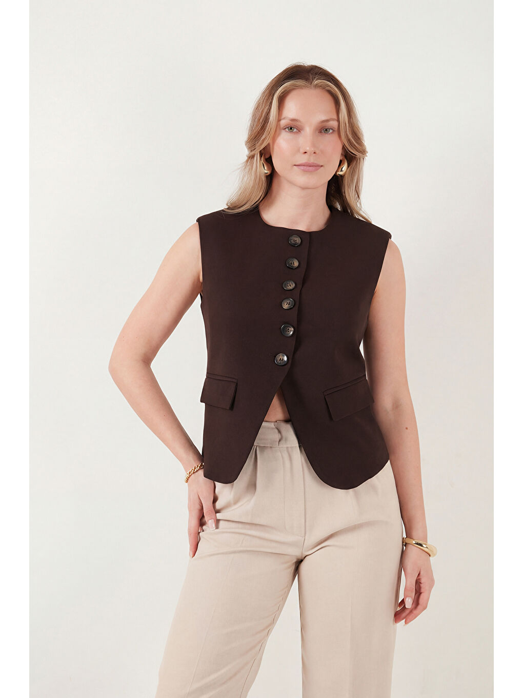 Kahverengi Ön Yırtmaç Detaylı Fitted Fit Bisiklet Yaka Düğmeli Yelek 6521194-3