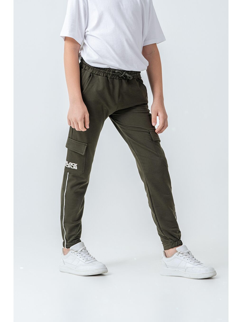 Haki Çift Kargo Cepli Sağ Cep Baskılı Çift Bacak Biyeli Erkek Çocuk Eşofman Altı-2