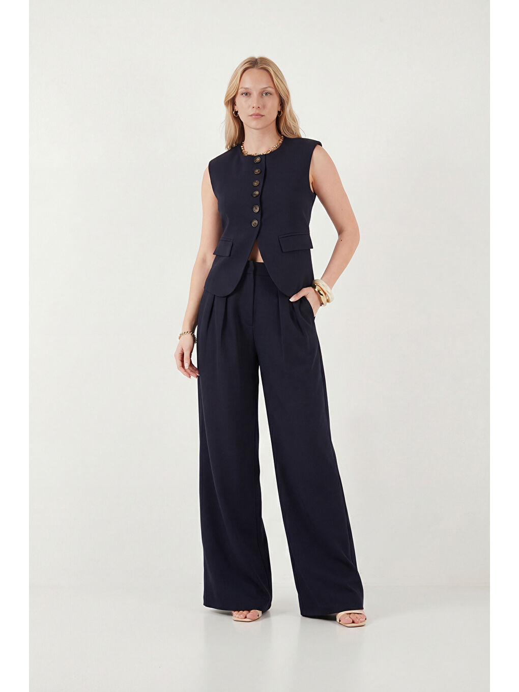 Lacivert Ön Yırtmaç Detaylı Fitted Fit Bisiklet Yaka Düğmeli Yelek 6521194-1