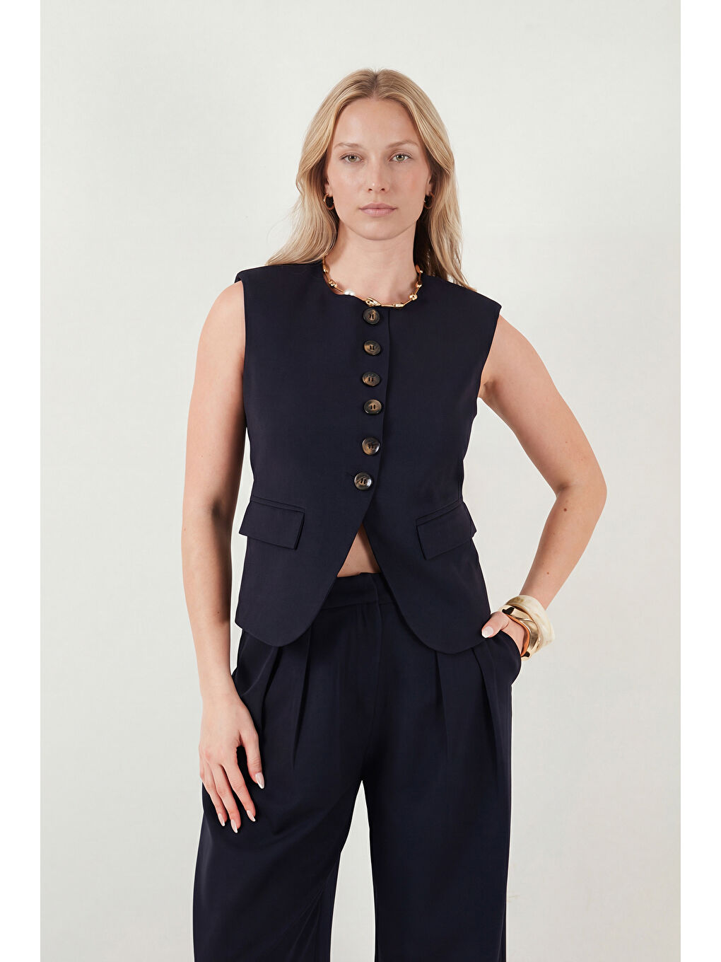 Lacivert Ön Yırtmaç Detaylı Fitted Fit Bisiklet Yaka Düğmeli Yelek 6521194-2