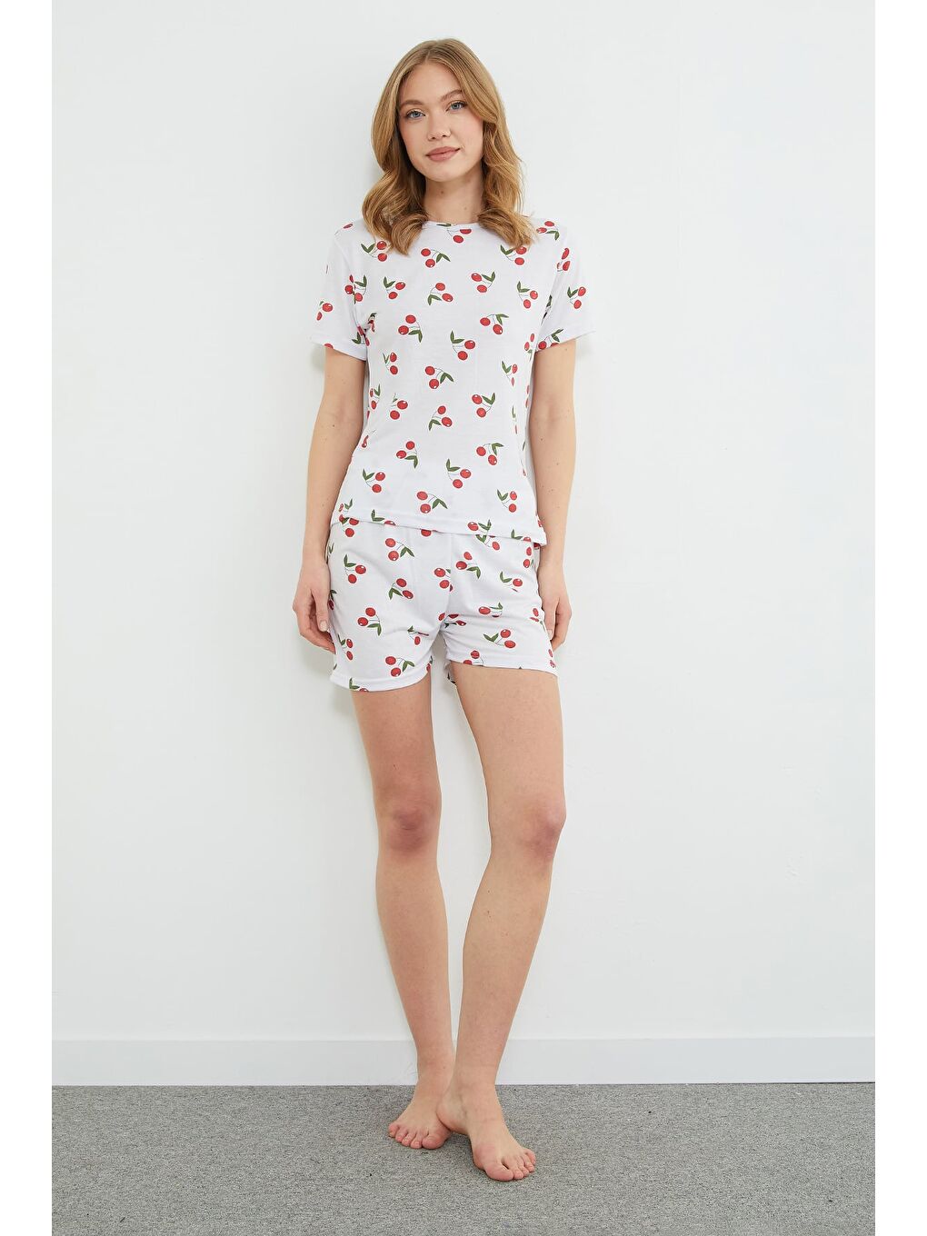Kırmızı Kiraz Desenli Bisiklet Yaka Şortlu Pijama Takımı-3