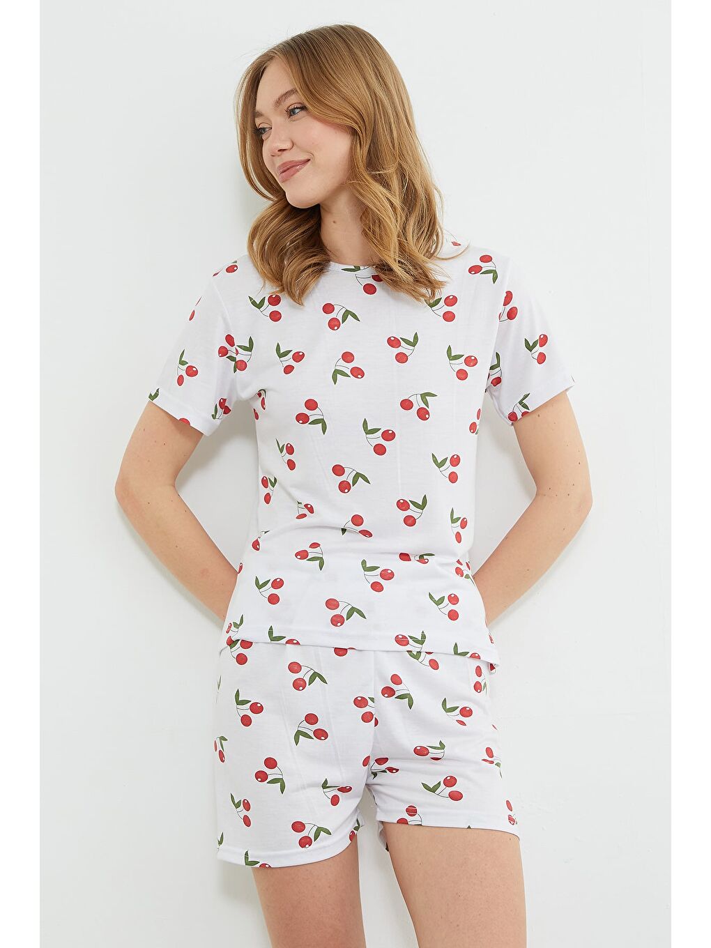 Kırmızı Kiraz Desenli Bisiklet Yaka Şortlu Pijama Takımı-4