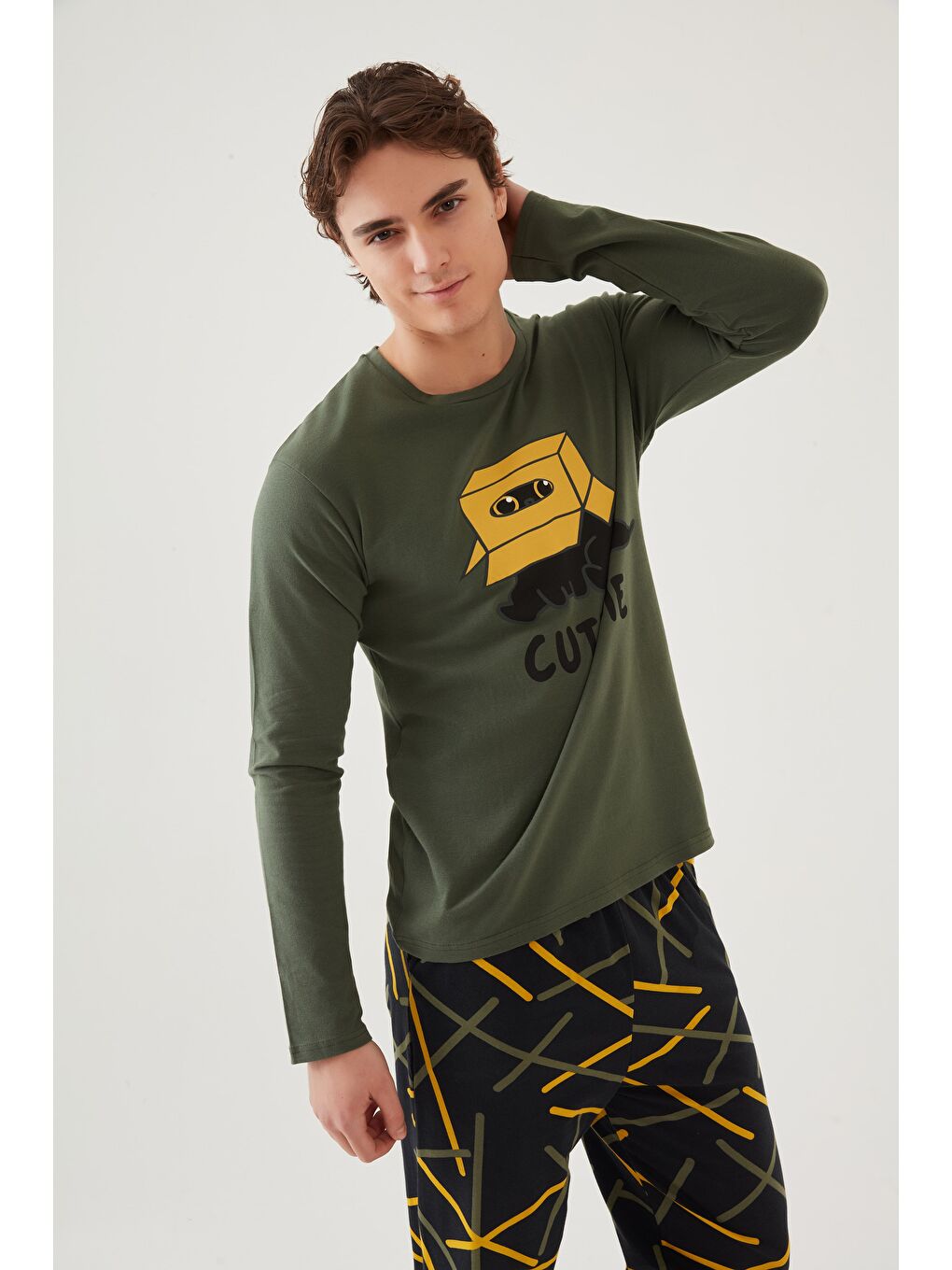 Bej Erkek Pamuklu Uzun Kollu Üst Baskılı Alt Desenli Cepli Pijama Takımı