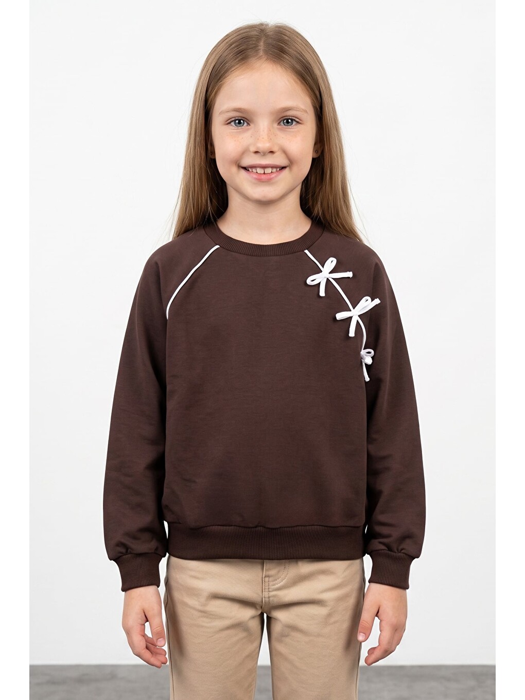 Kahverengi Fiyonk Nakışlı Biyeli Bisiklet Yaka Kız Çocuk Sweatshirt-1