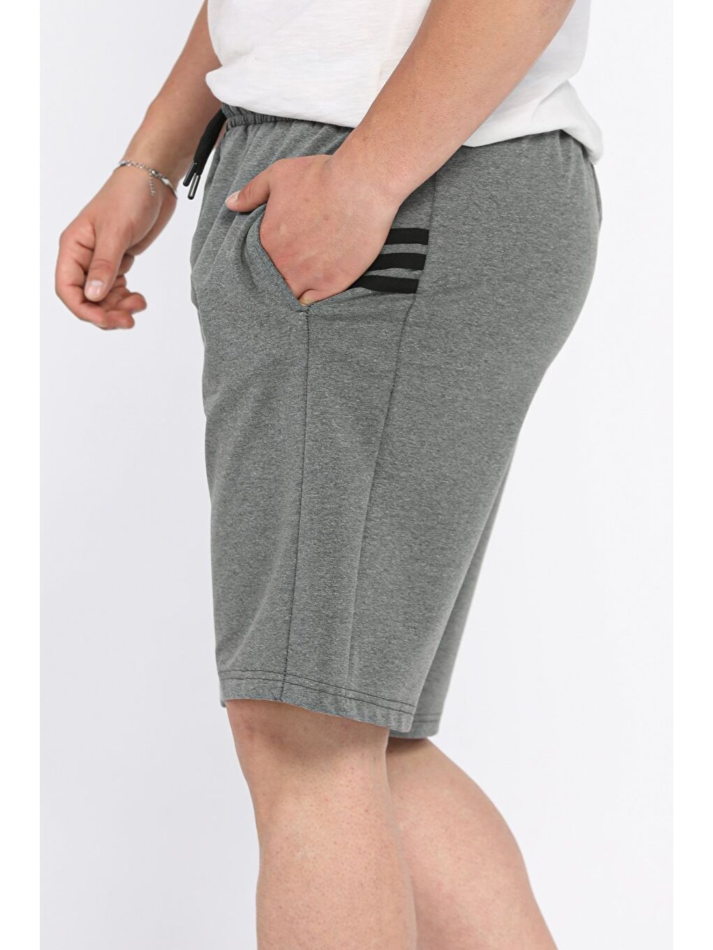 Gri Erkek Şerit Detaylı Bel Lastikli Şort-1
