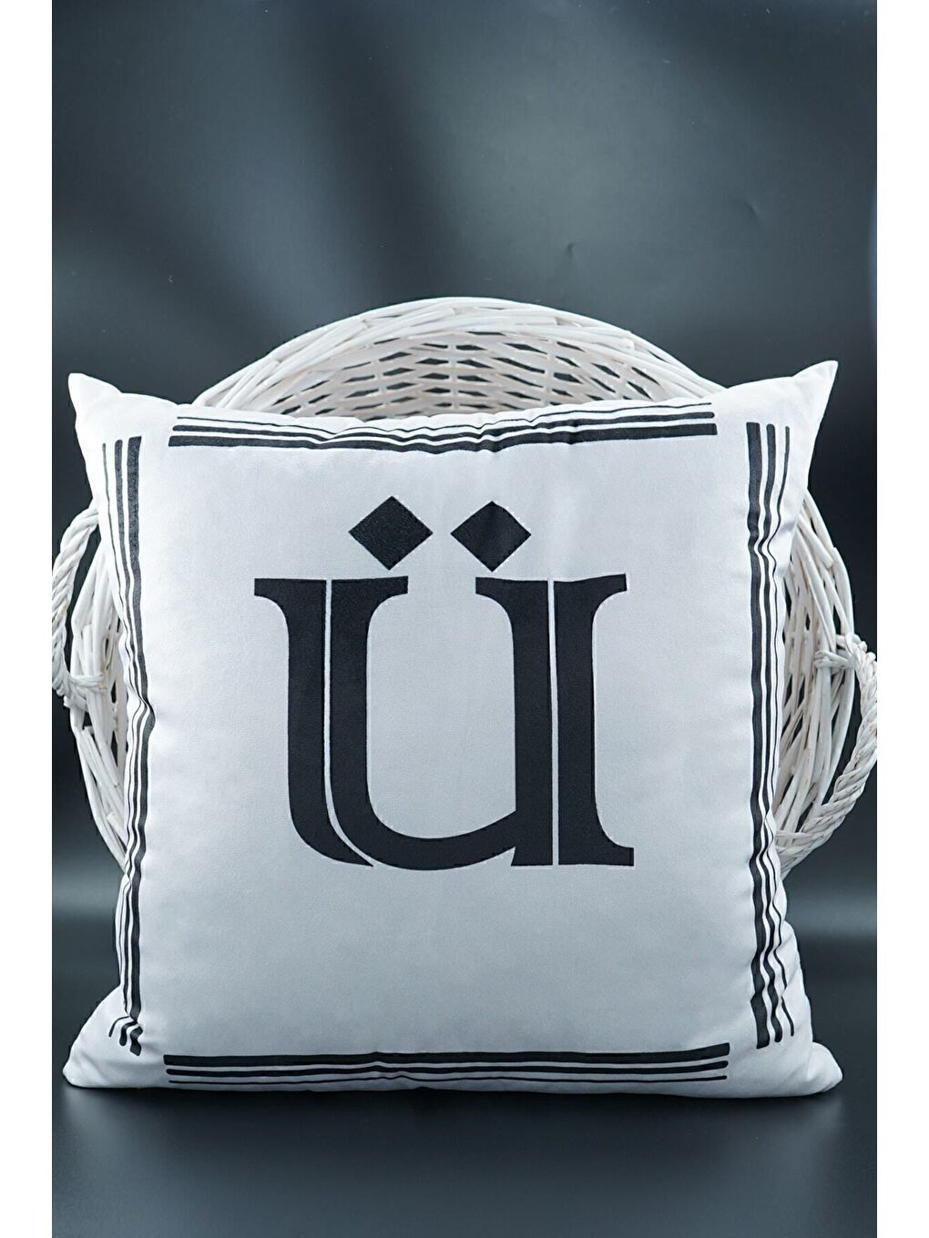 Beyaz Harfli Kırlent Kılıfı Kadife 43x43 Cm Çift Taraflı Ü Harfi Kedi Desenli Evlilik Teklifi Doğum Günü