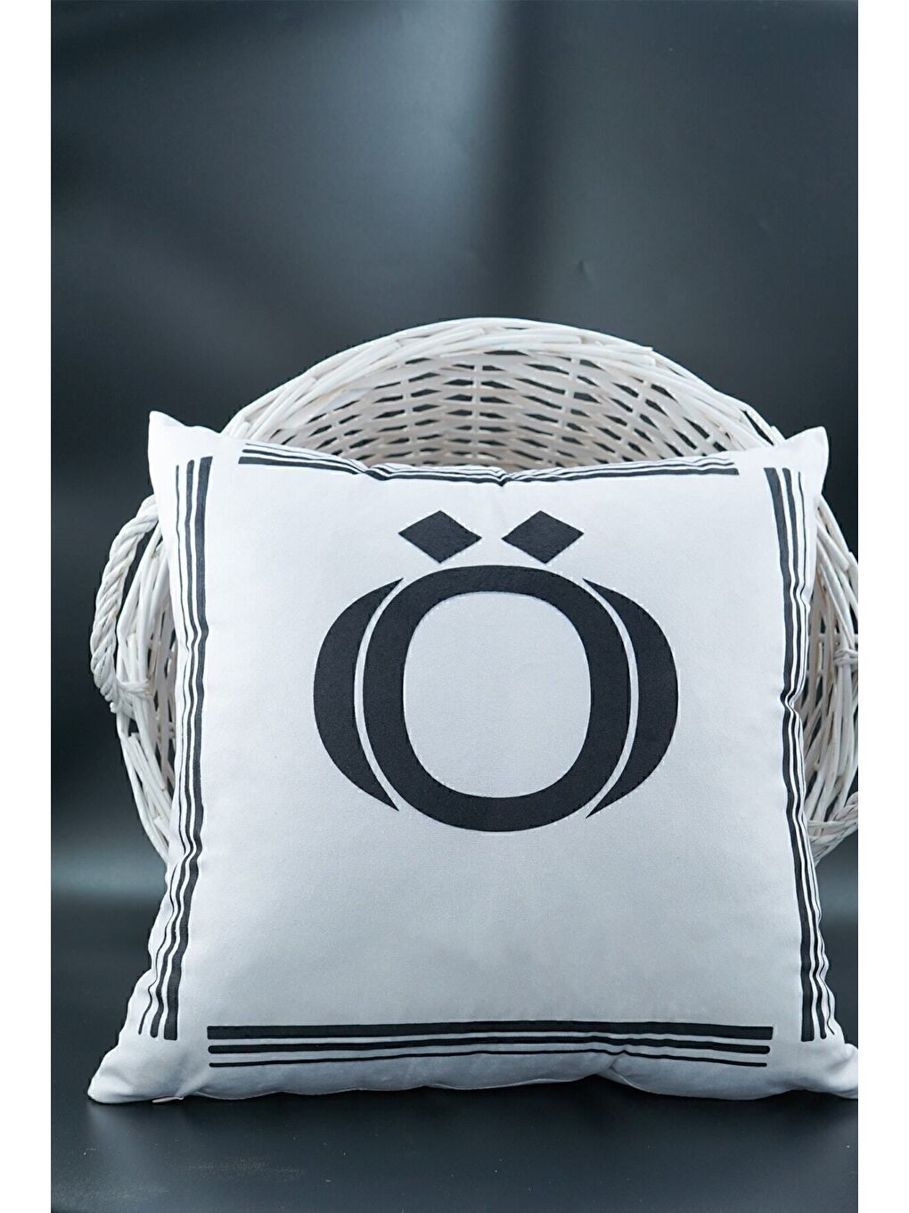 Beyaz Harfli Kırlent Kılıfı Kadife 43x43 Cm Çift Taraflı Ö Harfi Kedi Desenli Evlilik Teklifi Doğum Günü