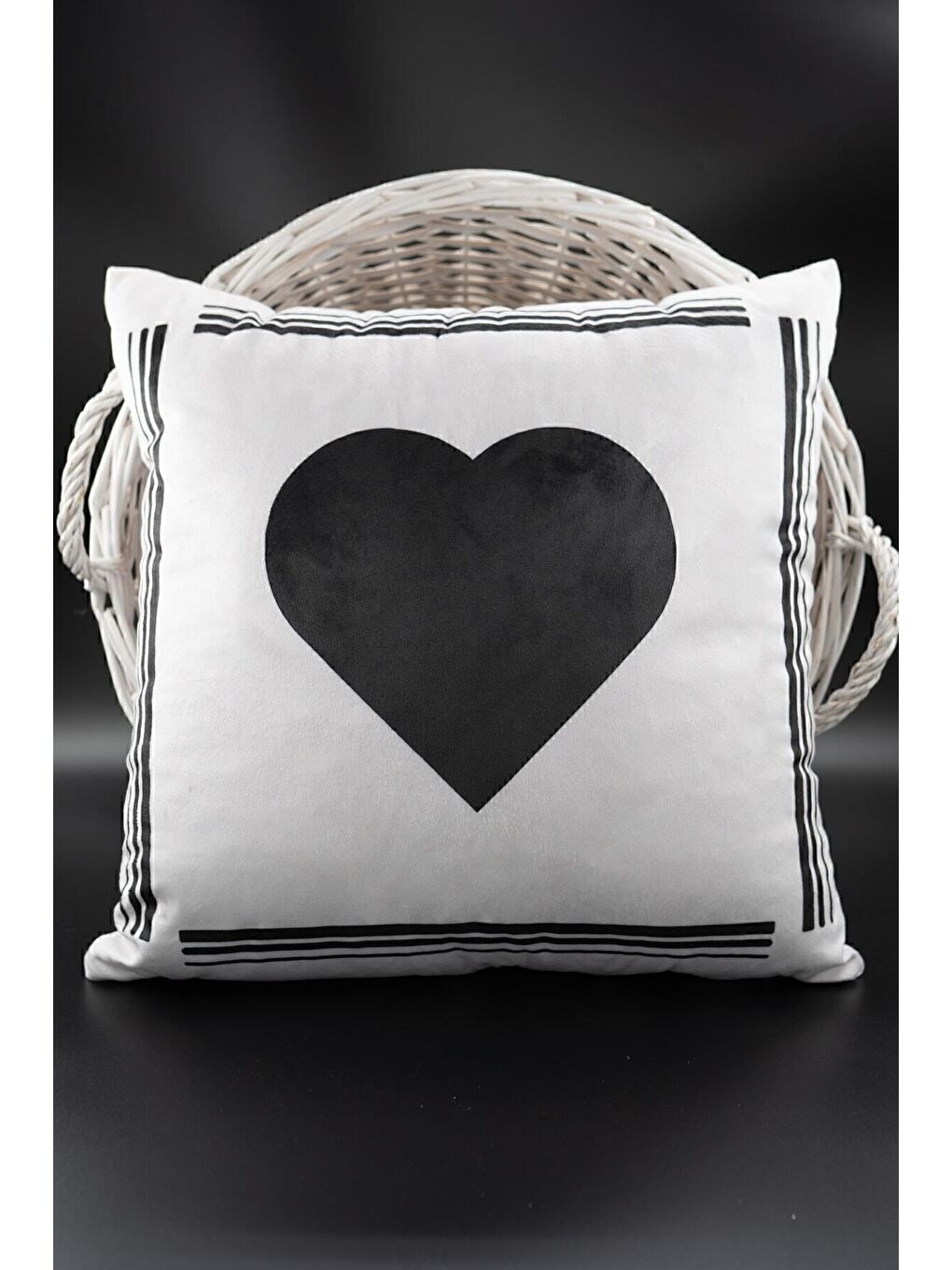 Beyaz Kalpli Kırlent Kılıfı Kadife 43x43 Cm Çift Taraflı Kalp Kedi Desenli Evlilik Teklifi Doğum Günü