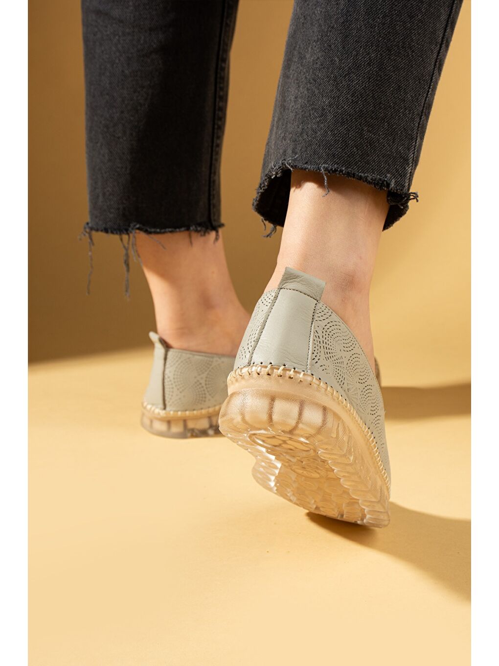 Bej Hakiki Yumuşak Deri Hafif Comfort Taban Lazer Kesim Kadın Sneaker 59-390-25-2