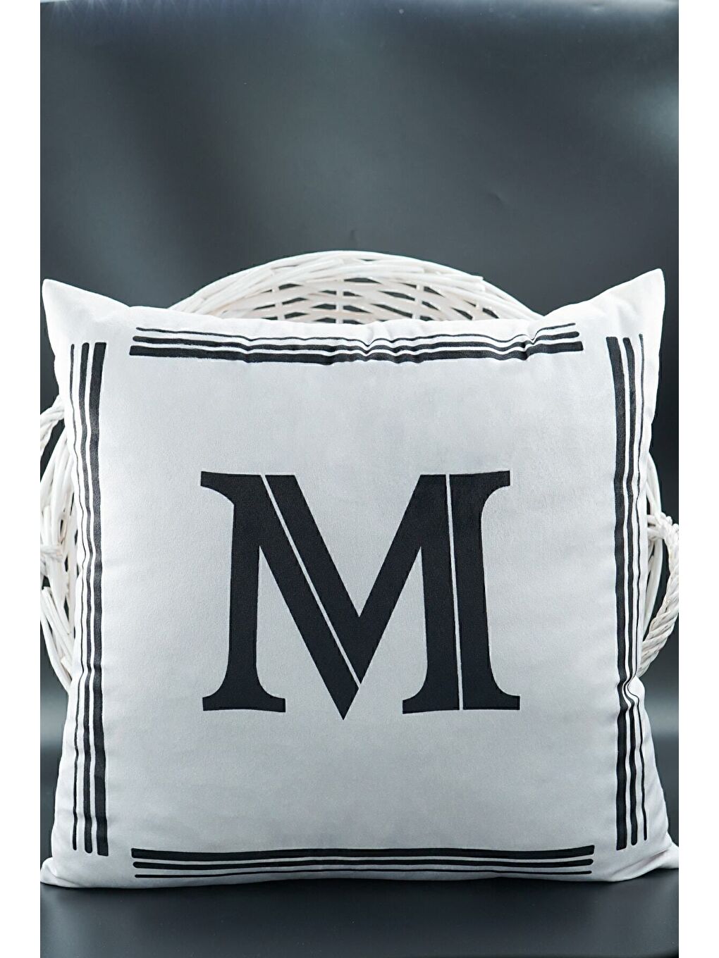 Beyaz Harfli Kırlent Kılıfı Kadife 43x43 Cm Çift Taraflı M Harfi Kedi Desenli Evlilik Teklifi Doğum Günü