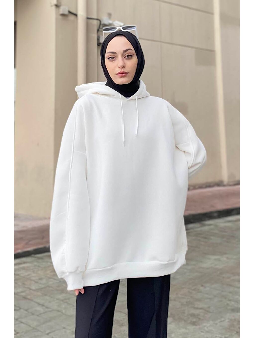 Kapüşonlu Oversize Yan Cepli Sweat Beyaz-1