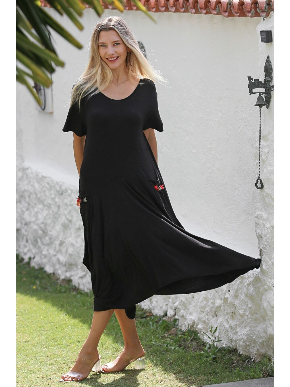 Siyah Havuz Yaka Kısa Kol Cepli Püsküllü Örme Casual Elbise-1