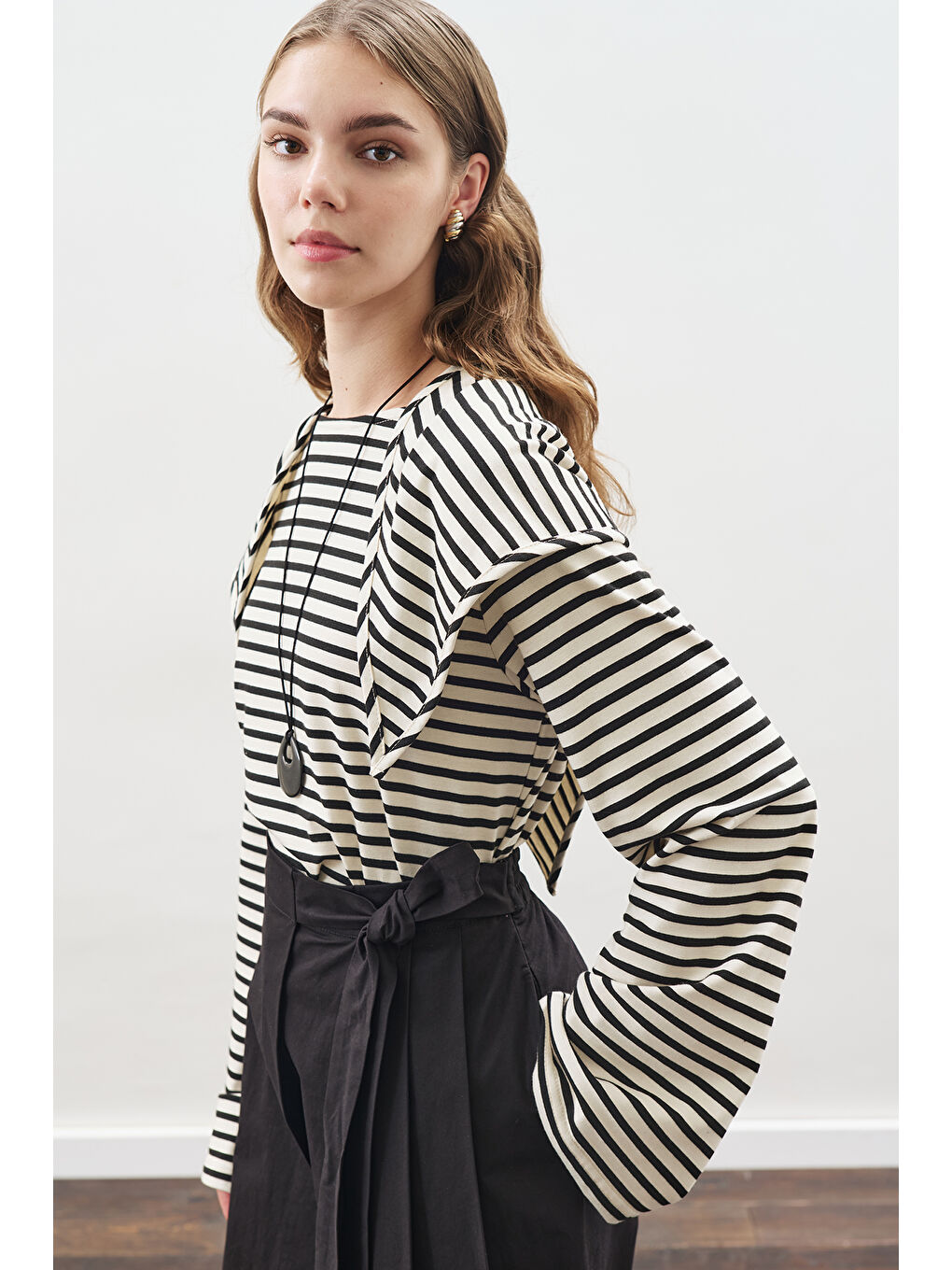 Şal Detaylı Çizgili Tshırt Siyah-4