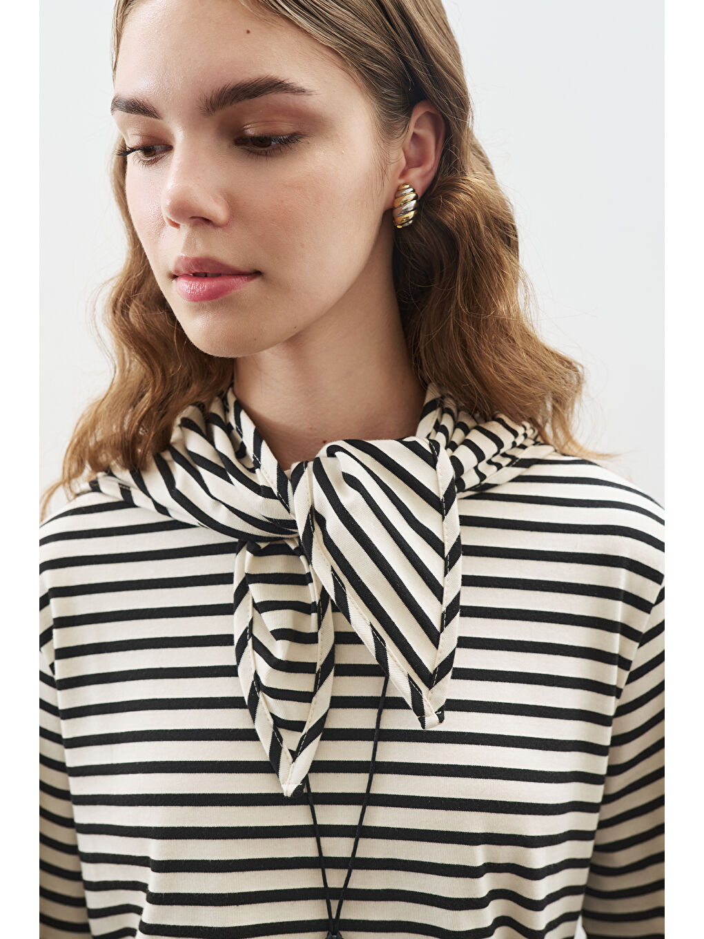 Şal Detaylı Çizgili Tshırt Siyah-5