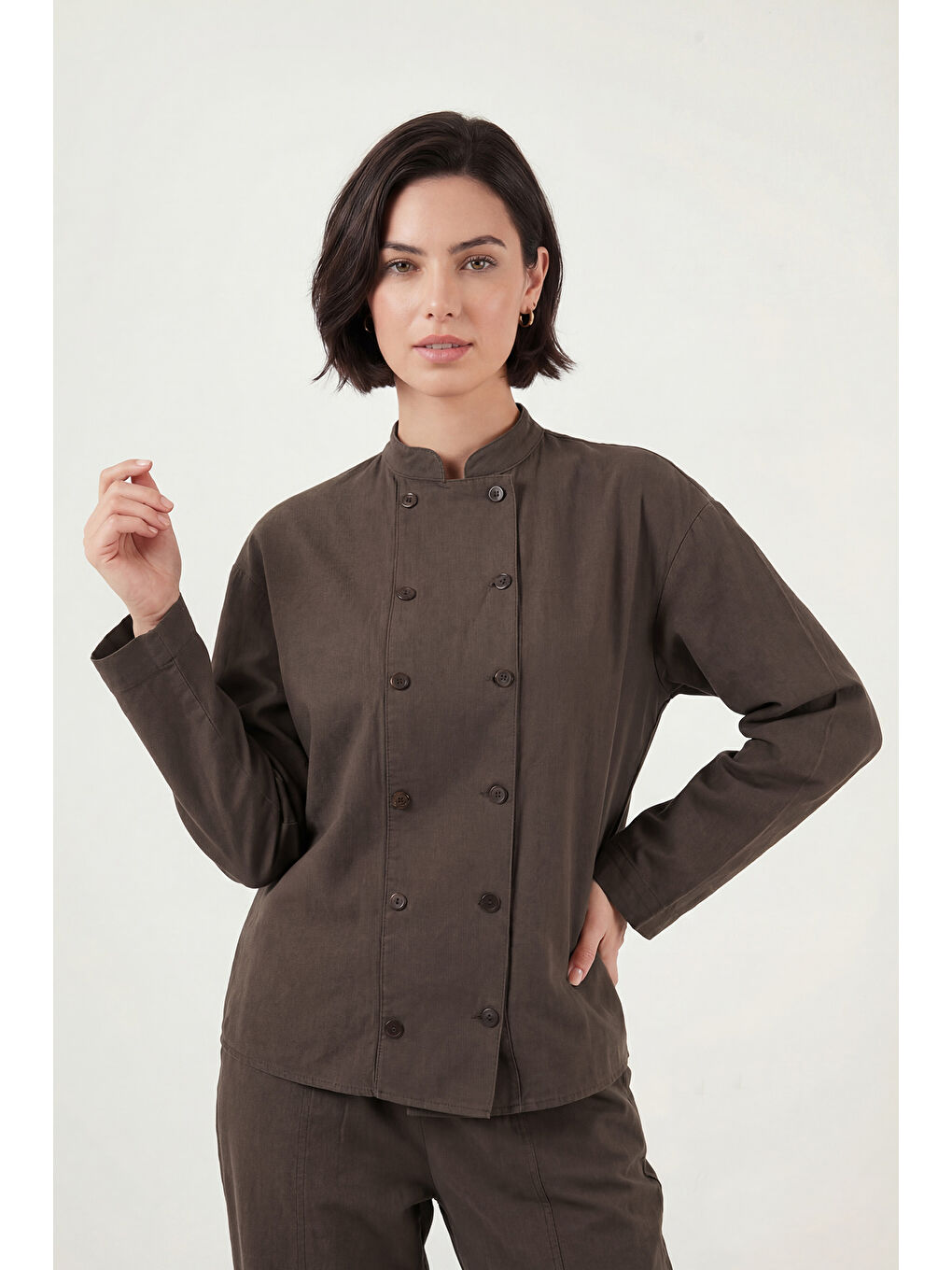 Kahverengi Pamuklu Hakim Yaka Kruvaze Düğmeli Kadın Takım 6928978-2